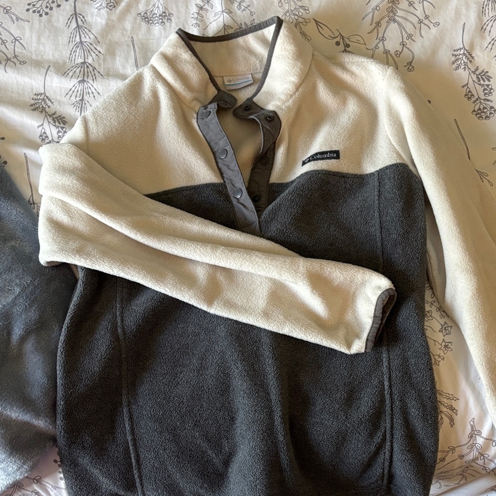 Columbia Woman’s 1/4 button in Cream and Gray